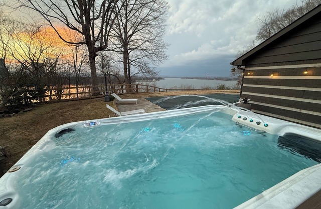 Lakeside Cabin minutes from major wedding venues - POOL and 10 person swim spa