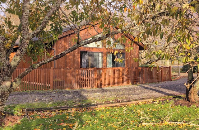 Lakeside Cottage -Coastal Retreat–30+ Day Stay; Creatives, Remote Workers & More