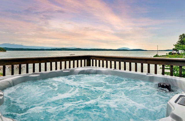 Lakeside Cottage - Lake View / Mountain View / WiFi / Fireplace / Hot Tub