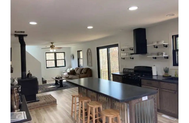 Lakeside Cottage Where Nature and Fun Await