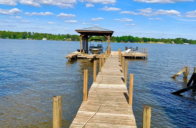 Lakeside Cottage with dock, 3BR and 1BA