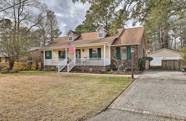 Lakeside Happiness: Home on Lake Moultrie!