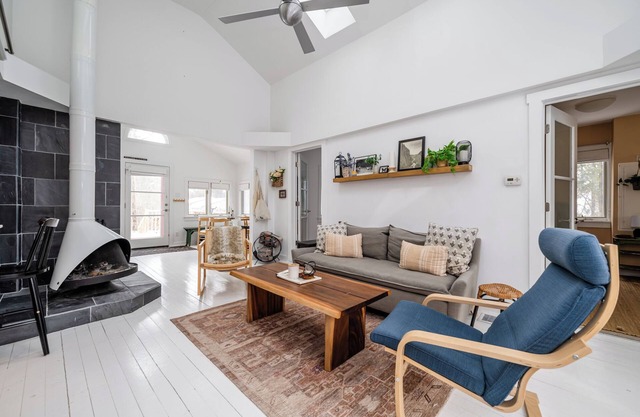 Lakeside Home Close To Beach & Private Hot Tub! (3 Nt Min!)