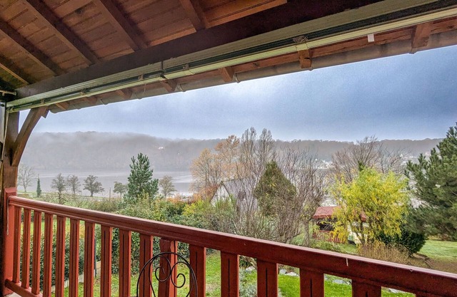 Lakeside house with enclosed garden and private parking, pets allowed