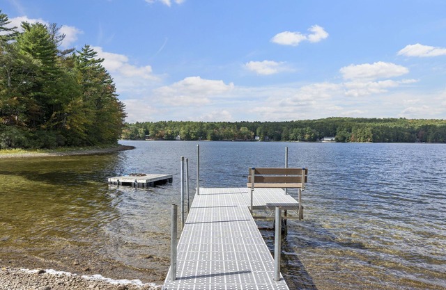 Lakeside Living wsandy beach, gas fireplace -easy 25 minute commute to Portland