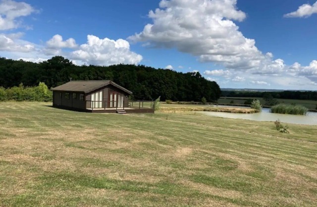 Lakeside Lodge Set in the Countryside