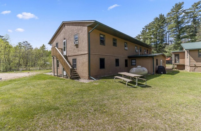 Lakeside Lodge, Sleeps 39! Sandy Beach, Volleyball Court, Game Room!