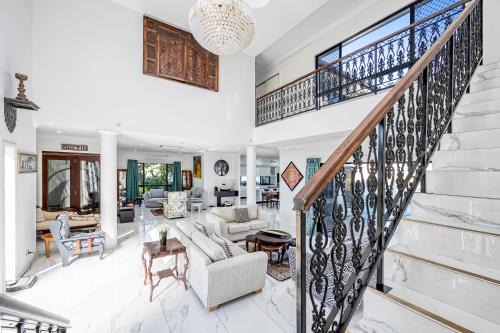 Lakeside Luxe Modern 5BR Retreat