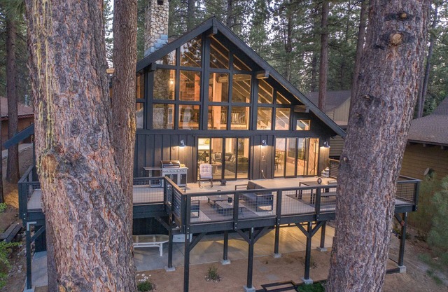 Lakeside luxury, 5 minutes to skiing, 2 fireplaces, sledding, minutes to village