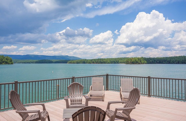 Lakeside Pagoda-Lake and Mountain Views- Easy Walk To Private Dock W/Boat Slip