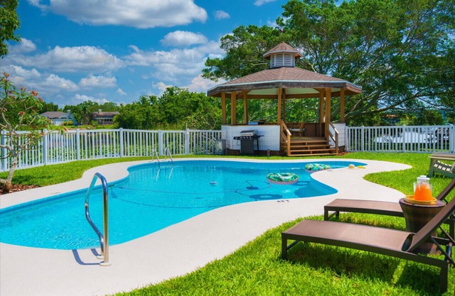 Lakeside Retreat-4plex Sleeps 20