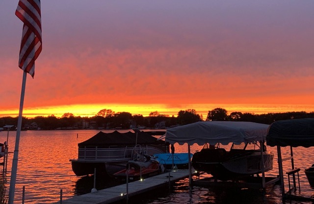 Lakeside Retreat - Newly Remodeled 3 Bdrm+ Loft House on Beautiful Pewaukee Lake