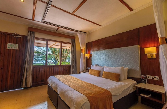 Lakeside Retreat Room Ideal for Romantic Wildlife Getaways | Free Parking