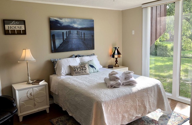 Lakeside studio - Affordable Month to Month, Golf, Pools, Quiet