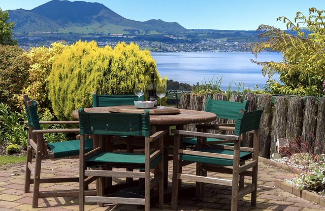 Laketop Retreat - Acacia Bay Holiday Home