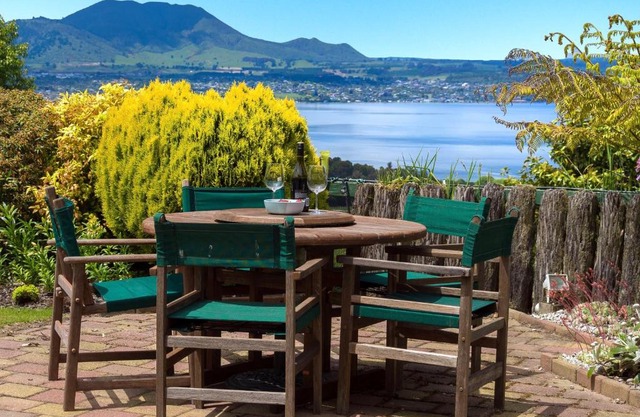 Laketop Retreat - Acacia Bay Holiday Home