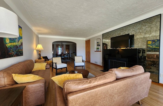 Lakeview Beach BungalownLighthouse/3 Beds/Game Room/PetsnEntry Ramp available