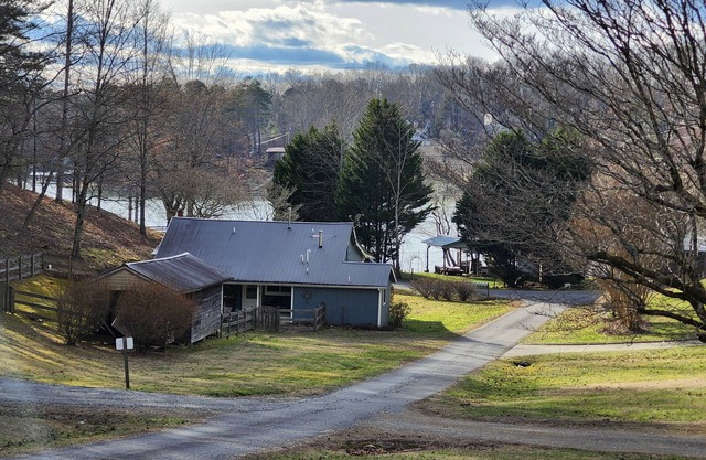 Lakeview Lodge on Chatuge, Dock Slip available nearby, WiFi & Prmchnls