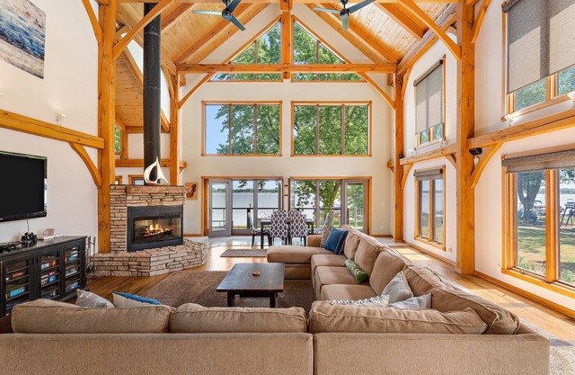 Lakeview Lodge - Sleeps 20/Hot Tub/Sauna/Theater/Private Pier