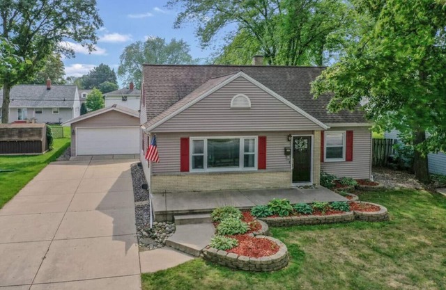 Lambeau Abode- 4 Blocks to Titletown. Entertain 4 BR