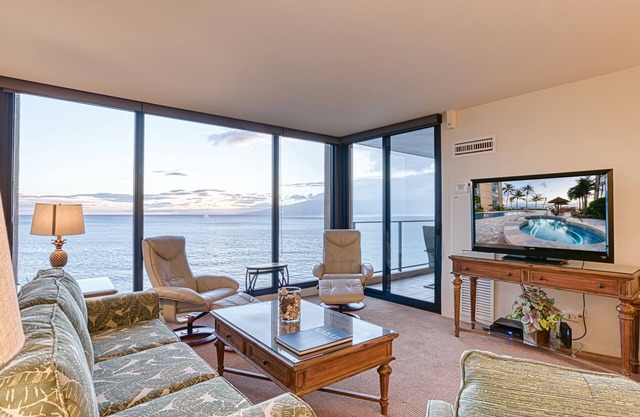 Lanai Building w/AC! 100% Oceanfront -The Mahana 8th floor, 1BR/2BATHROOMS!
