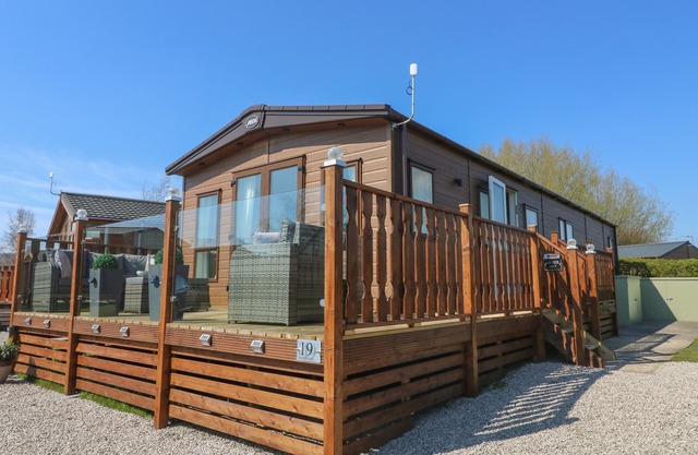 LANCASTER LODGE, pet friendly in South Lakeland Leisure Village