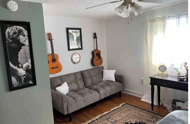Lancaster Musically Inspired Home Downtown Sleeps6
