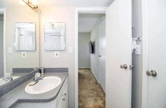 Landing at Briarhill Apartments - 1 Bedroom in North Druid Hills