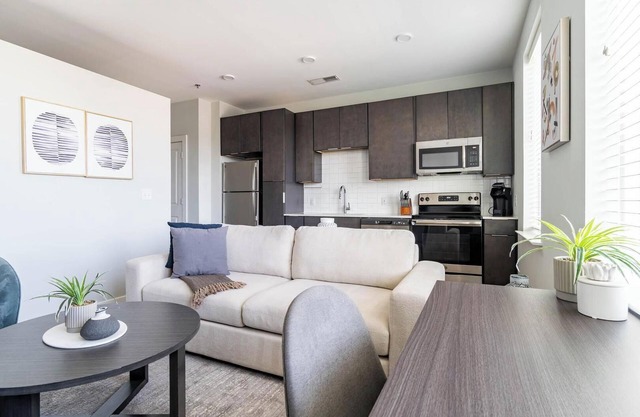 Landing at Foster on the Park - Studio in Downtown