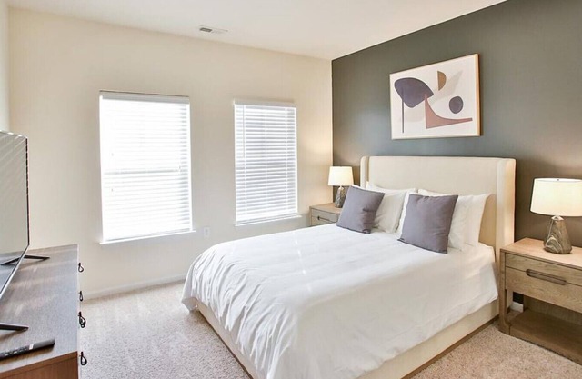 Landing at Oak Crossing Apartments - 2 Bedrooms in Downtown Fort Wayne