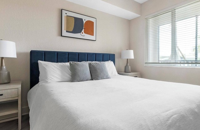 Landing | Chic 1BD, Pool, Gym