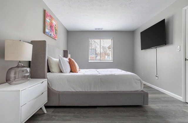Landing | Chic 2BD, Tennis Court, Pool