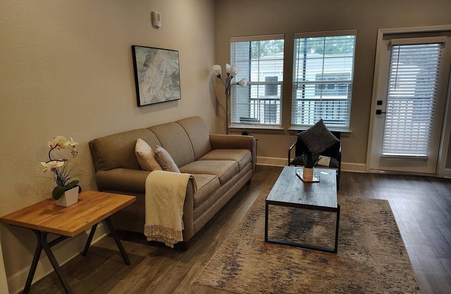 Landing | Stunning 2BD, Pool, Gym