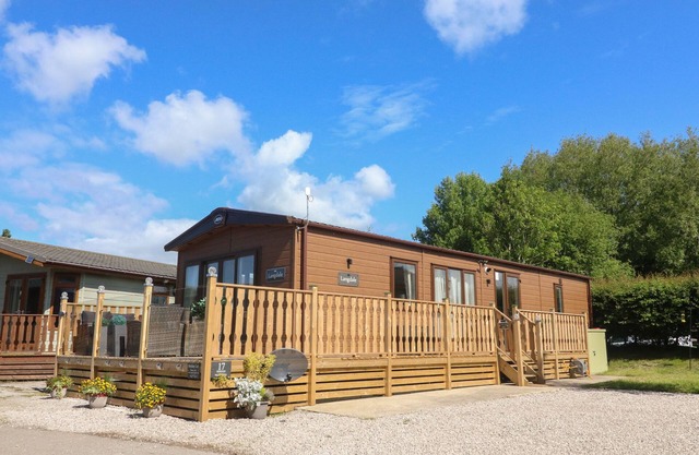 LANGDALE LODGE, pet friendly, with a garden in Tewitfield Marina