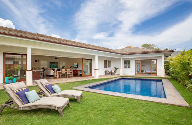 Lanikai Breeze: Beautiful Private Home w/Pool, Yard & AC - Walk to the Beach