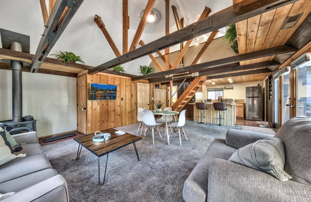 Larch Chalet- 1BR, 1BA 2 Min to Heavenly, Hot Tub