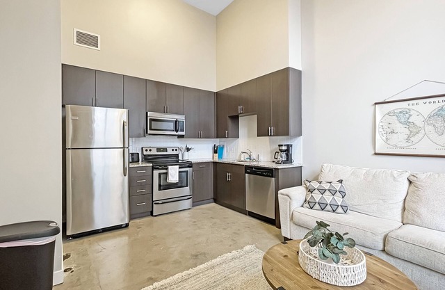 Large 1 Bed apt in the Heart of Downtown