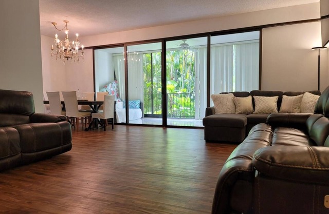 Large 2BD/2BA Kahala Beach Front Condo Furnished