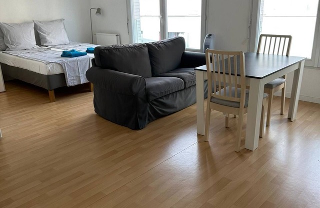 Large 37m² studio. RER Laplace and Maison des Examens within 5 minutes' walk