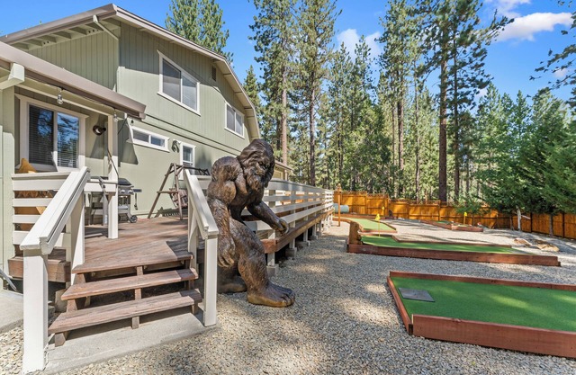 Large 3BR/2BA Family Home. Mini Golf Course. Amazing Gaming Room.