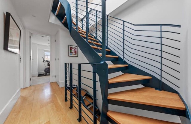 Large 4 Bedroom Flat w Amazing Roof Terrace!