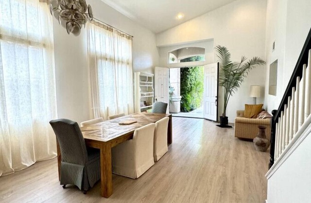 Large 5-Bedroom Home, near Beach, Mountain Views