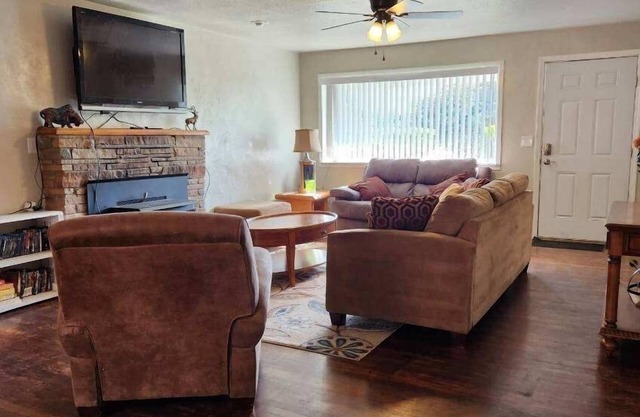 Large 5 bedroom house South Redding, great location,