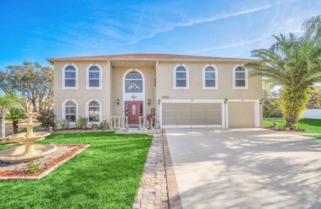 Large 5 Bedroom Property Close to All The Attractions