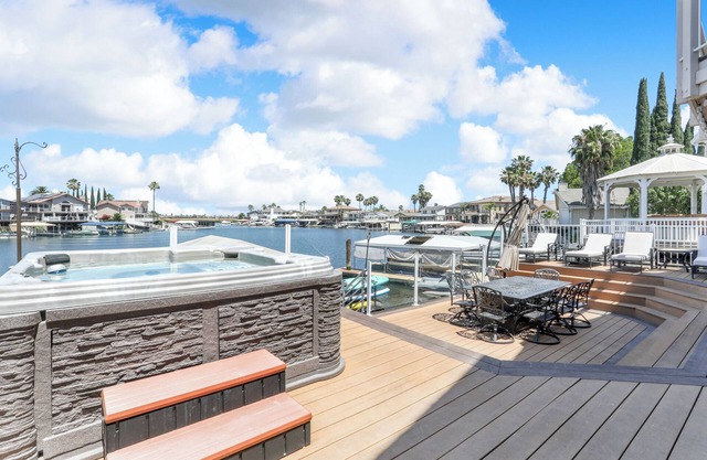 Large 5 BR River Home w/Spa & Gym 11 Min To Fast Water