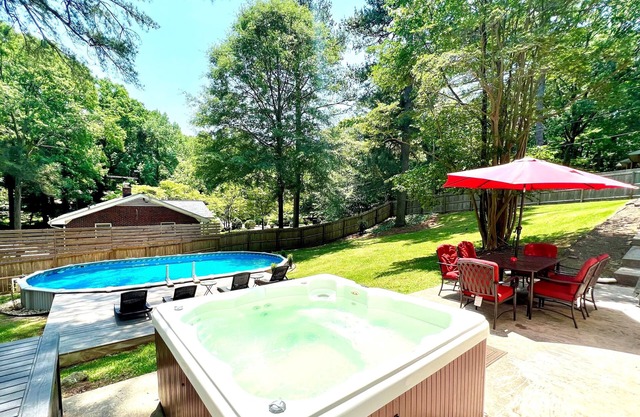 Large 6 Bdrm,2 Kitchens,Foosball,BBQ,HotTub-SUMMER:Pool-CloseToAirport&Downtown