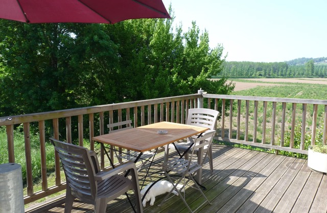 Large 70 m2 studio with mezzanine. 38 m2 terrace with views over the countryside.