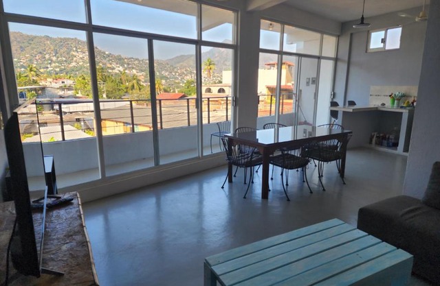 Large and comfy apartment, near DT and Principal Beach!