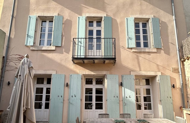 Large antique dealer's house in a village with large private courtyard