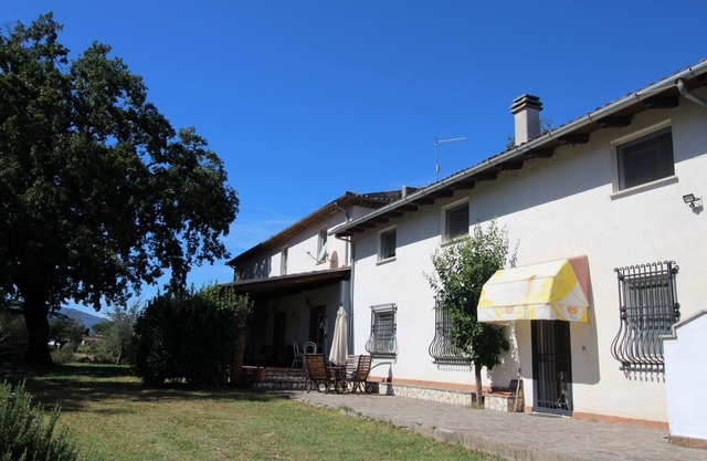 Large apartment with shared swimming pool, located in a natural park, Rome 100 km